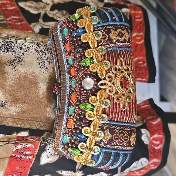 A Classic Mary Frances Mini Beaded Hard Shell Multi-Colored Clutch. - Picture 13 of 14